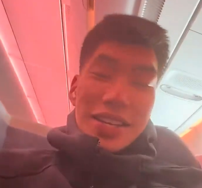 s15外围-余嘉豪公布万里驰援男篮vlog!亲承疲惫+头疼,连续转机看着就累|世预赛|比赛|飞机|巴塞罗那|冲绳_新浪新闻