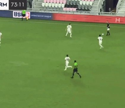 1632280778688098674.gif lol竞猜-贝克汉姆二公子上演处子秀,传中脚法比他爹如何?