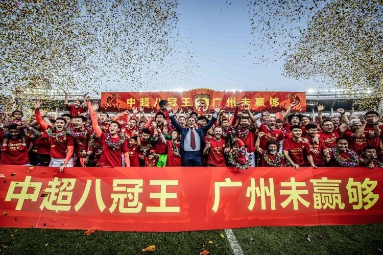 s15投注-泪目!恒大4国脚与卡纳瓦罗重逢+开心合影,韦世豪搂着恩师笑开花